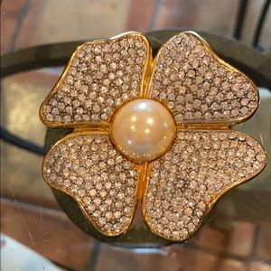 Gold broach with pearl
